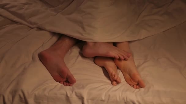 Bir Çift Erkek Dişi Bacağı Uyumadan Önce Battaniyenin Altında Birbirine — Stok video