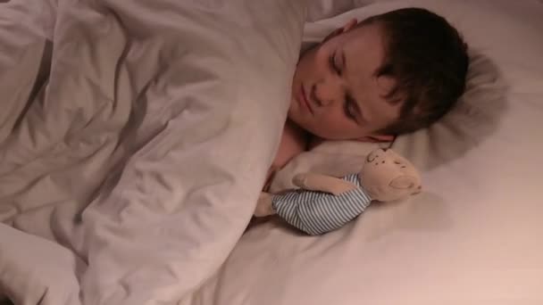 Lille Barn Dreng Sover Rastløst Kramme Bamse Legetøj Natten Sengen – Stock-video