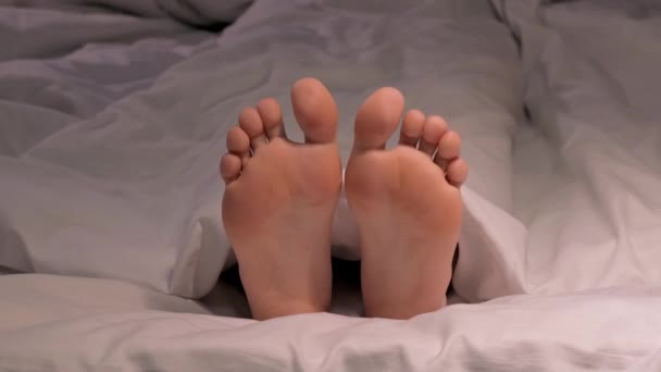 Frauenfüße Bewegen Sich Nachts Schlaf Unter Einer Decke Auf Einem — Stockvideo