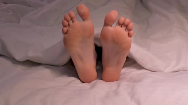 Жіночі Ноги Кіно Танцювальні Пальці Лежачи Ліжку Білому Аркуші Під — стокове відео