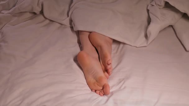 Γυναικεία Πόδια Και Δάχτυλα Των Ποδιών Φαγούρα Και Ψώρα Νύχτα — Αρχείο Βίντεο
