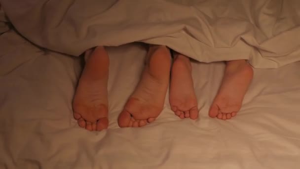 아이와 어머니 불안한 다리는 저녁에 시트에 아래에 누워있다 Wiggling — 비디오
