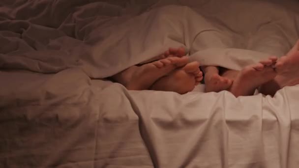 Сімейні Ноги Грайливо Ються Над Ковдрою Ліжку Ввечері Щасливий Батько — стокове відео