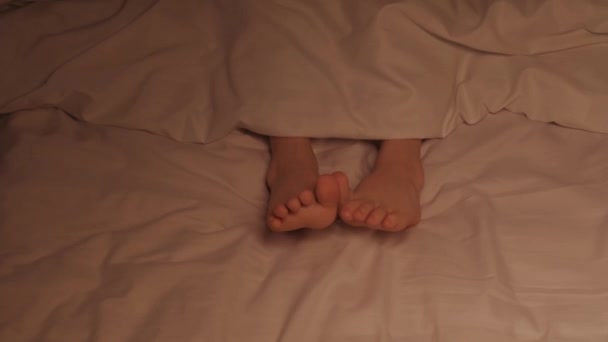 Die Kinderfüße Liegen Nachts Unter Der Decke Auf Dem Laken — Stockvideo