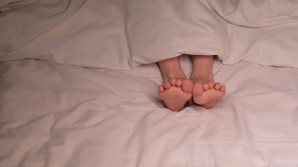 Kinderfüße Unter Decke Auf Dem Bettlaken Abend Schlafendes Baby Mädchen — Stockvideo