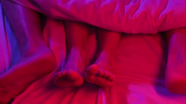 Nogi Pary Uprawiającej Seks Pod Kocem Łóżku Sypialni Nocy Mężczyzna — Wideo stockowe