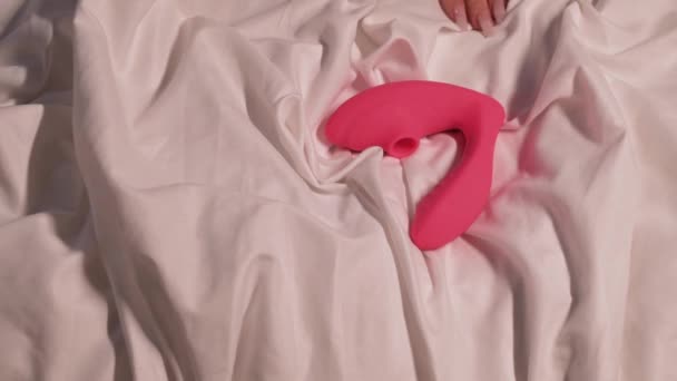Kobieca Ręka Wibratorem Stymulator Próżniowy Dla Pojedynczej Masturbacji Satysfakcji Seksie — Wideo stockowe