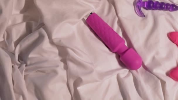 Set Sex Toys Masturbation Orgasm White Sheet Bed Female Vibrator — стоковое видео