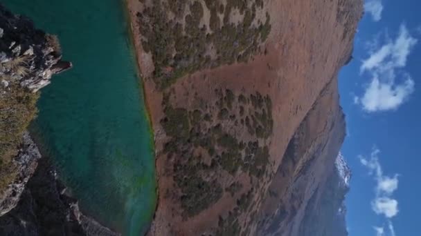 Vídeo Vertical Com Vista Panorâmica Topo Lago Kolsai Nas Montanhas — Vídeo de Stock