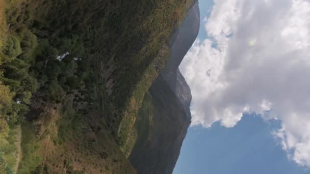 Tien Shan Bergen Sommaren Blå Himmel Med Moln Vertikalt Landskap — Stockvideo