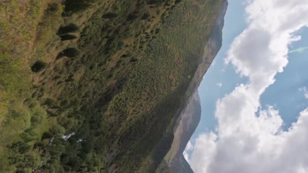 Tien Shan Góry Latem Pod Błękitnym Niebem Chmurami Krajobraz Pionowy — Wideo stockowe
