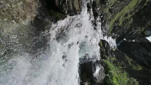 Річка Швидкісна Течія Чистою Водою Тече Між Скелями Влітку Вертикальний — стокове відео