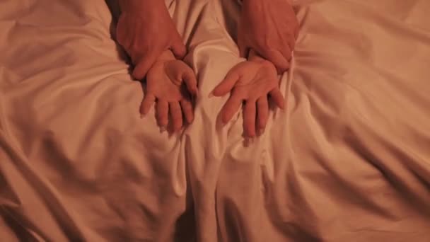 Руки Дівчини Жінки Чоловіка Жорсткому Сексі Оргазмі Білому Аркуші Ліжку — стокове відео