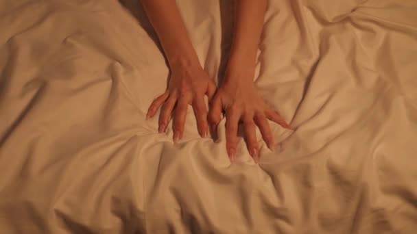 Žena Žena Dívka Ruce Sexu Orgasmu Uchopit Stisknout Bílý Prostěradlo — Stock video