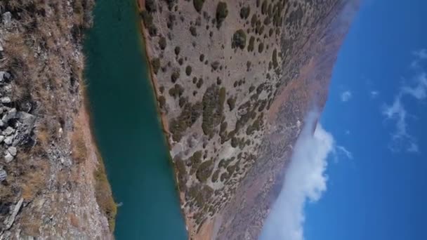 Вертикальне Відео Панорамним Видом Вершини Озера Кольсаї Горах Тянь Шань — стокове відео