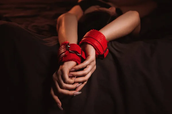 Kvinnliga Händer Läder Bdsm Handbojor För Underkastelse Och Dominans Sex Stockbild