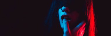 Gözleri bağlı seksi itaatkar kadın dudaklarıyla baskın erkek parmağını emiyor. Hüküm ve teslimiyetle BDSM seksi. Geniş pankart