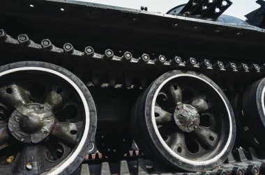 Yakın planda eski bir Sovyet tankının metal tırtıl izi.