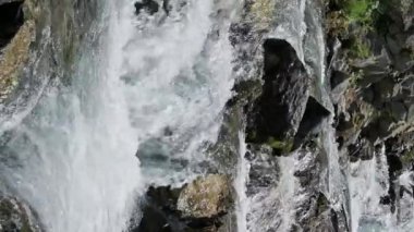 Berrak suyla dağ nehri akıntısı ve yazın kayalık akıntılarla akan hızlı bir nehir. Dikey ağır çekim