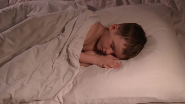 Słodki Chłopiec Śpi Szczęśliwie Poduszce Pod Kocem Godzinach Wieczornych Dziecko — Wideo stockowe