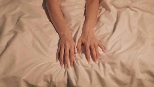 女性女性手在性爱和性高潮中抓住并挤压床上的白纸 — 图库视频影像