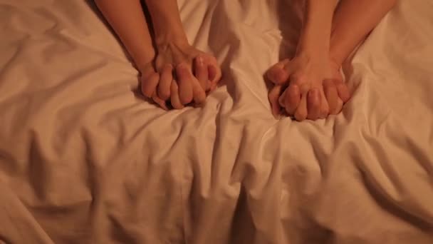 Casal Apaixonado Faz Sexo Lençol Branco Cama Noite Mãos Masculino — Vídeo de Stock