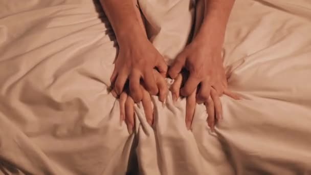 Ruce Dívky Muže Tvrdém Sexu Orgasmu Bílém Prostěradle Posteli Zblízka — Stock video