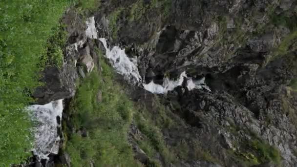 여름에 폭포입니다 산맥에 급류와 빠르게 흐르는 비디오 — 비디오