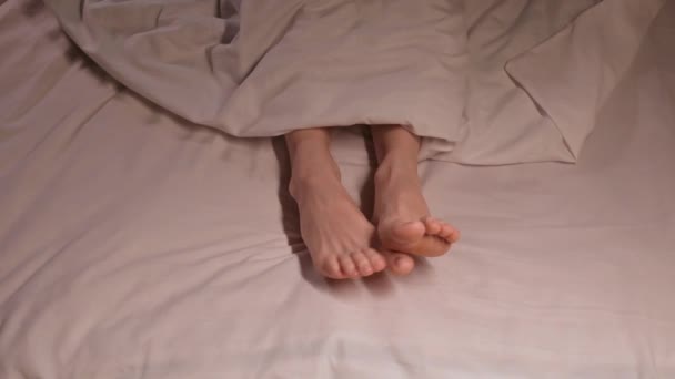 Γυναικεία Πόδια Και Δάχτυλα Των Ποδιών Φαγούρα Και Ψώρα Νύχτα — Αρχείο Βίντεο