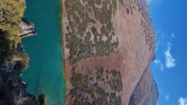 Kazakistan 'da Tien Shan dağlarındaki Kolsai Gölü' nün panoramik manzarası. Yukarıdan dikey video