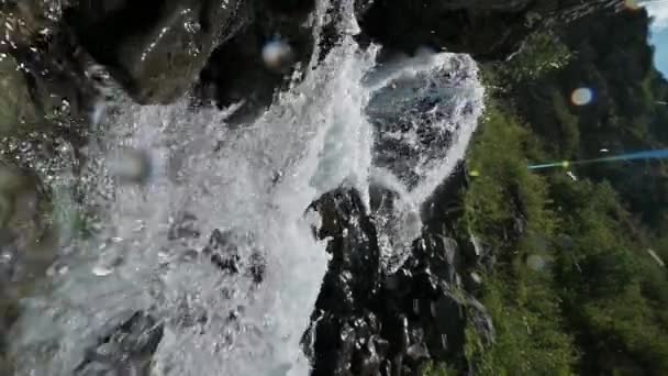 Гірська Річка Тече Чистою Водою Швидко Тече Скелястими Порогами Влітку — стокове відео