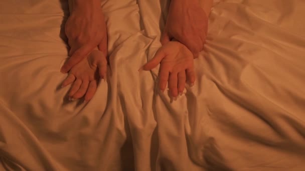 Manos Mujer Chica Hombre Sexo Duro Orgasmo Una Sábana Blanca — Vídeos de Stock