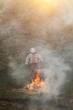 Geleneksel Maslenitsa kutlamasında kukla yakma