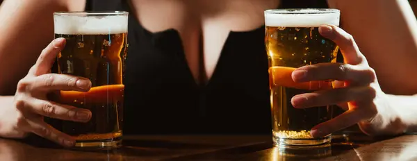 Dois Copos Cerveja Espuma Leve Lager Nas Mãos Uma Mulher Imagens De Bancos De Imagens Sem Royalties