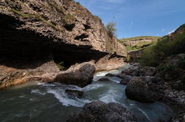 Kazakistan 'daki dağlarda bir nehri olan Aksu Kanyonu