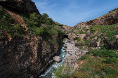 Baharda Kazakistan 'daki Aksu Nehri kanyonunun panoramik manzarası