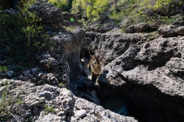 Kazakistan 'daki dağlarda bir nehri olan Aksu Kanyonu