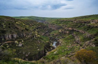 Kazakistan 'daki ilkbahar nehrinde mavi suyla Aksu Kanyonu' nun panoramik manzarası