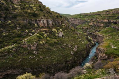 Kazakistan 'daki ilkbahar nehrinde mavi suyla Aksu Kanyonu' nun panoramik manzarası