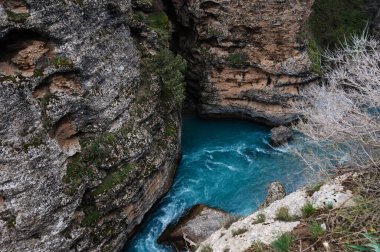 İlkbaharda Kazakistan 'daki Aksu Kanyonu' ndaki nehirde mavi su.