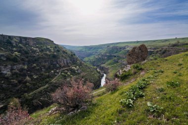 Aksu Kanyonu 'nun panoramik manzarası. İlkbaharda Kazakistan' da kayalıklarda nehir var.