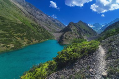 Yazın dağlarda berrak, mavi sularla dolu bir göl. Asya 'daki Tien Shan Dağları' ndaki Koksai Ainakol Gölü, Kazakistan