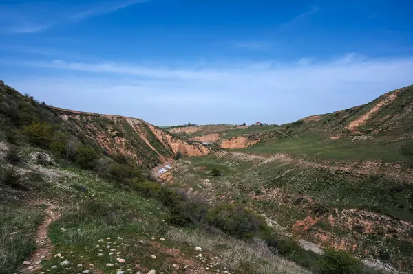 Baharda mavi gökyüzünün altında Kazakistan 'da Kanyon ve Aksu nehri manzarası