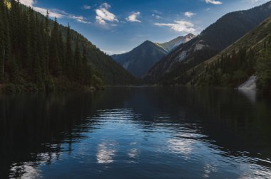 Yazın Kazakistan 'daki Tien Shan dağlarında Kolsay Gölü ile manzara