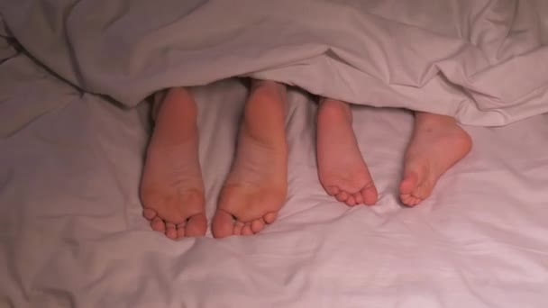 Танцюючі Ноги Хлопчика Сина Дитини Матері Жіночої Ноги Лежать Під — стокове відео