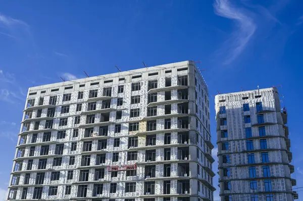 SHYMKENT, KAZAKHSAN - HAZİRAN 03, 2024: Ön cepheye termal yalıtım panelleri kurulmuş inşaat halindeki konut binası