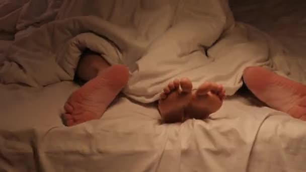 Ноги Пари Займаються Жорстким Сексом Під Ковдрою Білому Аркуші Ліжку — стокове відео