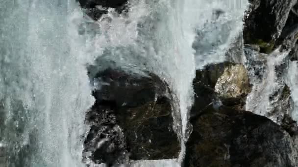 Βουνό Ποτάμι Ρεύμα Καθαρά Νερά Και Μια Γρήγορη Ροή Πέτρες — Αρχείο Βίντεο