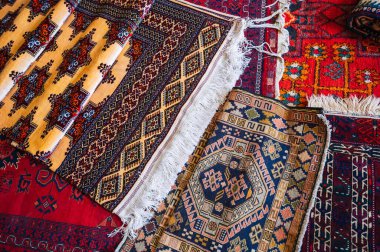 İstanbul 'da Türkiye pazarında geleneksel doğulu Türk el yapımı renkli halılar