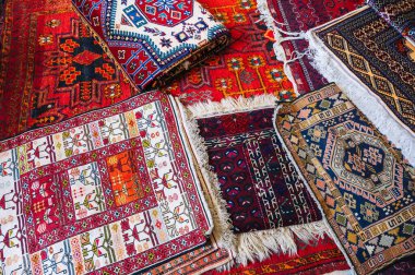 Türkmenistan 'daki pazarda geleneksel el yapımı Türk halıları